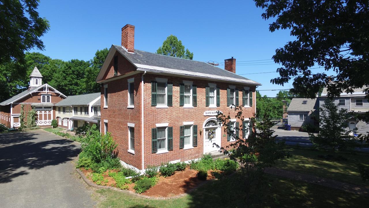 The Black Walnut Inn อัมเฮิร์สต์ ภายนอก รูปภาพ
